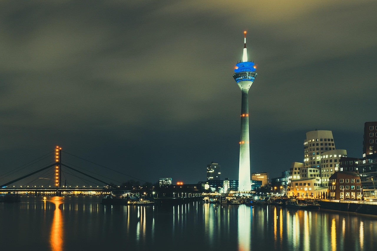 wasser, rheinturm, nachtaufnahme, wasserrettung, düsseldorf, hafen, dunkelheit, langzeitbelichtung, natur, beleuchtung, stadt, städtischen, abend, wahrzeichen, reflexionen, skylin, medienhafen, architektur, fluss, metropole