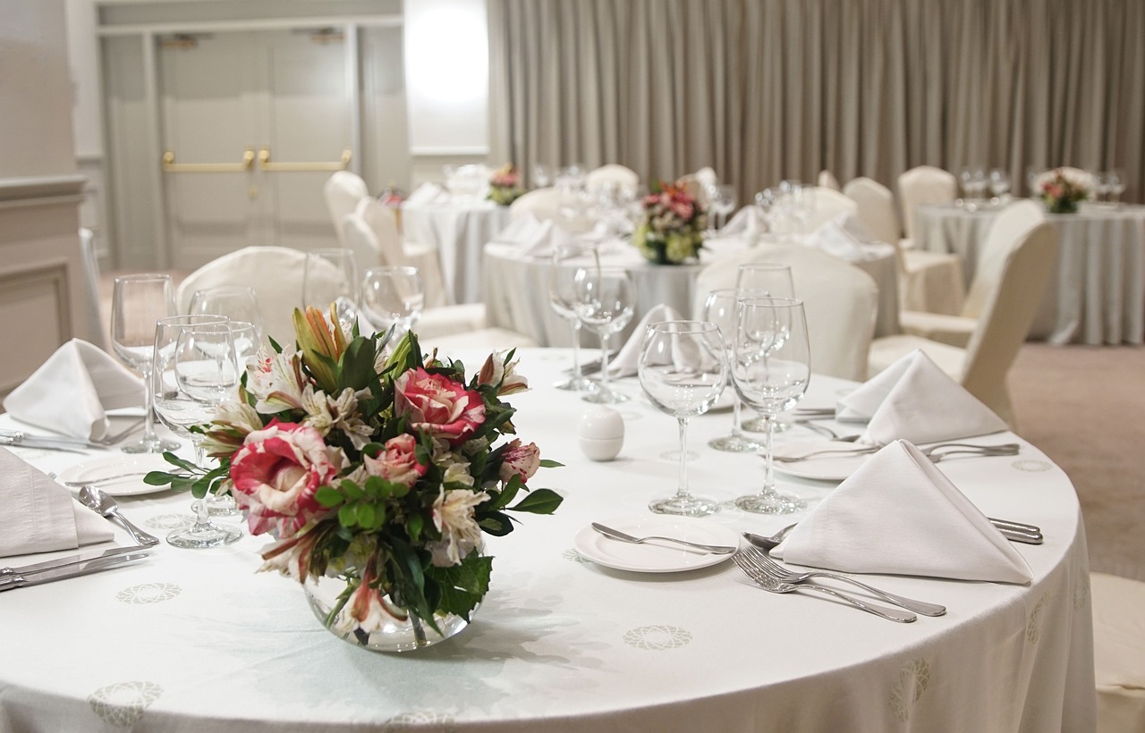jantar de gala, toalhas de mesa, gastronomia, hotel, flores, natureza, doméstico, elegância, luz, arquitetura, decoração, flores bonitas, design, estilo, mesa, branco, contemporânea, moderna, dentro, mobiliário, fundo flor, windows, perspectiva, copo, quarto, papel de parede de flores, janela, brilhante, negócios