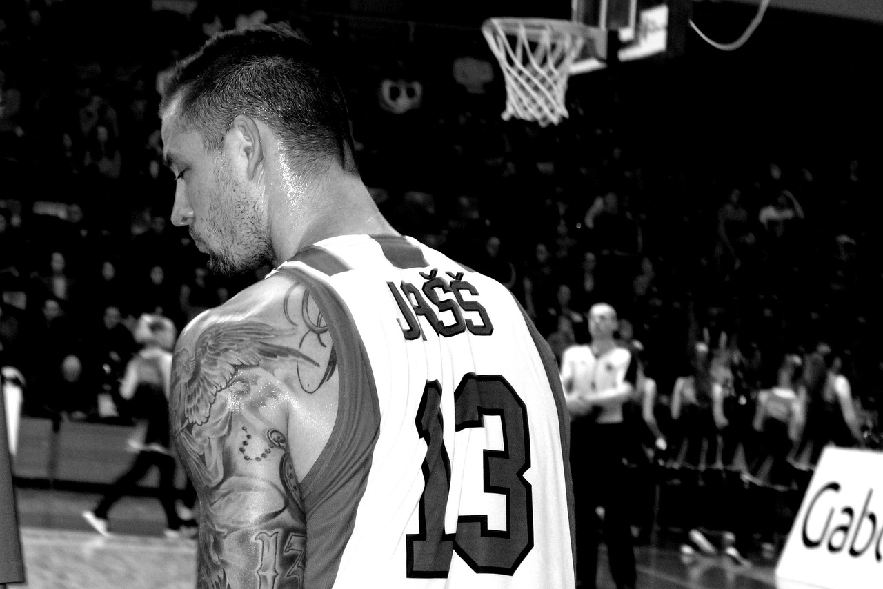 basketbal, basketbalista, portrét, čiernobiely, tetovanie, osoba, mladý, muž, celebrity, marek jašš, bc prievidza, prievidza, slovensko, ľudia, športovec, zápas, šport