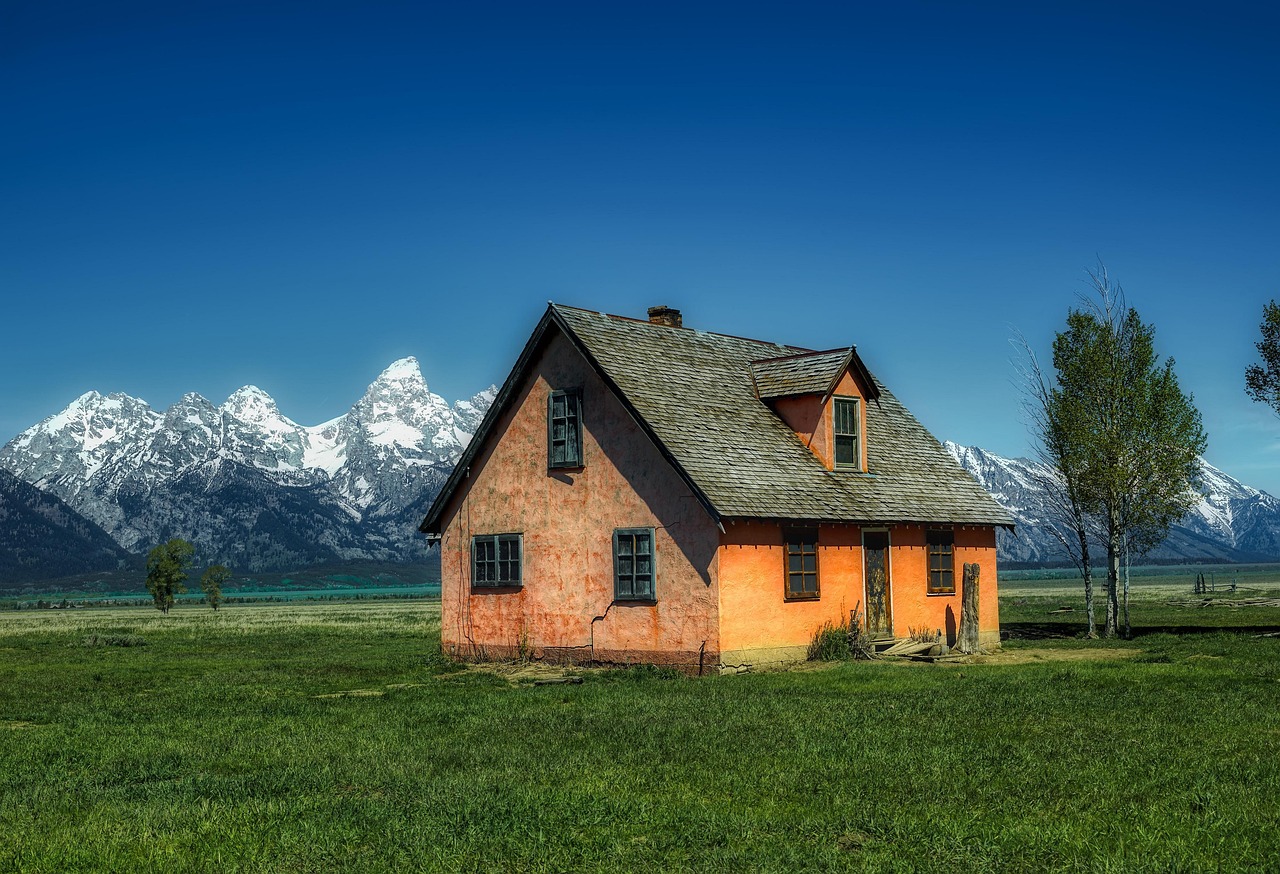 wyoming, américa, parque nacional grand teton, casa, cabana, marco, montanhas, neve, panorama, natureza, ao ar livre, turismo, atrações, país, rural, prado, campo, arvores, casa azul, azul park, azul de neve, campo azul