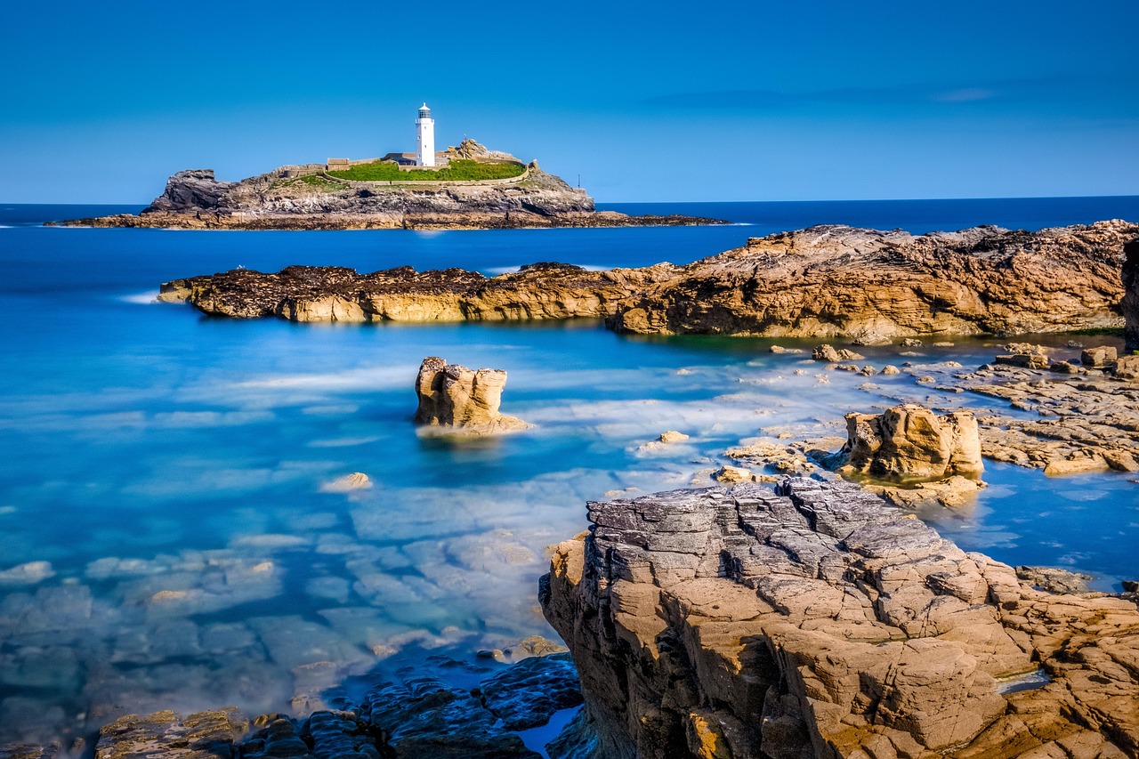farol godrevy, godrevy ilha, st ives bay, cornwall, natureza, gwithian, paisagem marítima, verão, exposição longa, lindo dia, pedras, maré, marco, costa, ilha, oceano atlântico, formações rochosas, água clara, ensolarado, pedra azul, ilha azul
