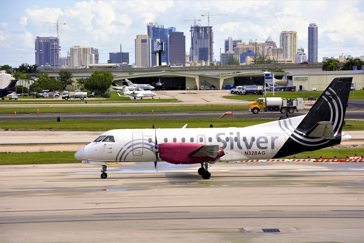 flugzeug, kommerziell, turboprop, rollen, pilot im cockpit, runway, rollbahn, stadt hintergrund, hochhaus bau, hallenkräne, hochhäuser, im bau, fluggesellschaft, luftfahrt, fliege, fliegend, flughafen