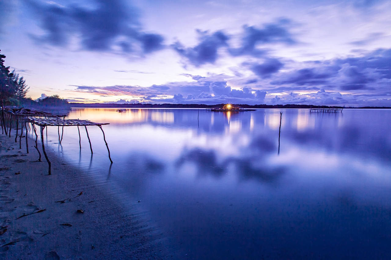 landschaft, tropische, vor der morgendämmerung, lagune, das wasser des hauses, wasseroberfläche, reflexion, widi inseln, halmahera, indonesien