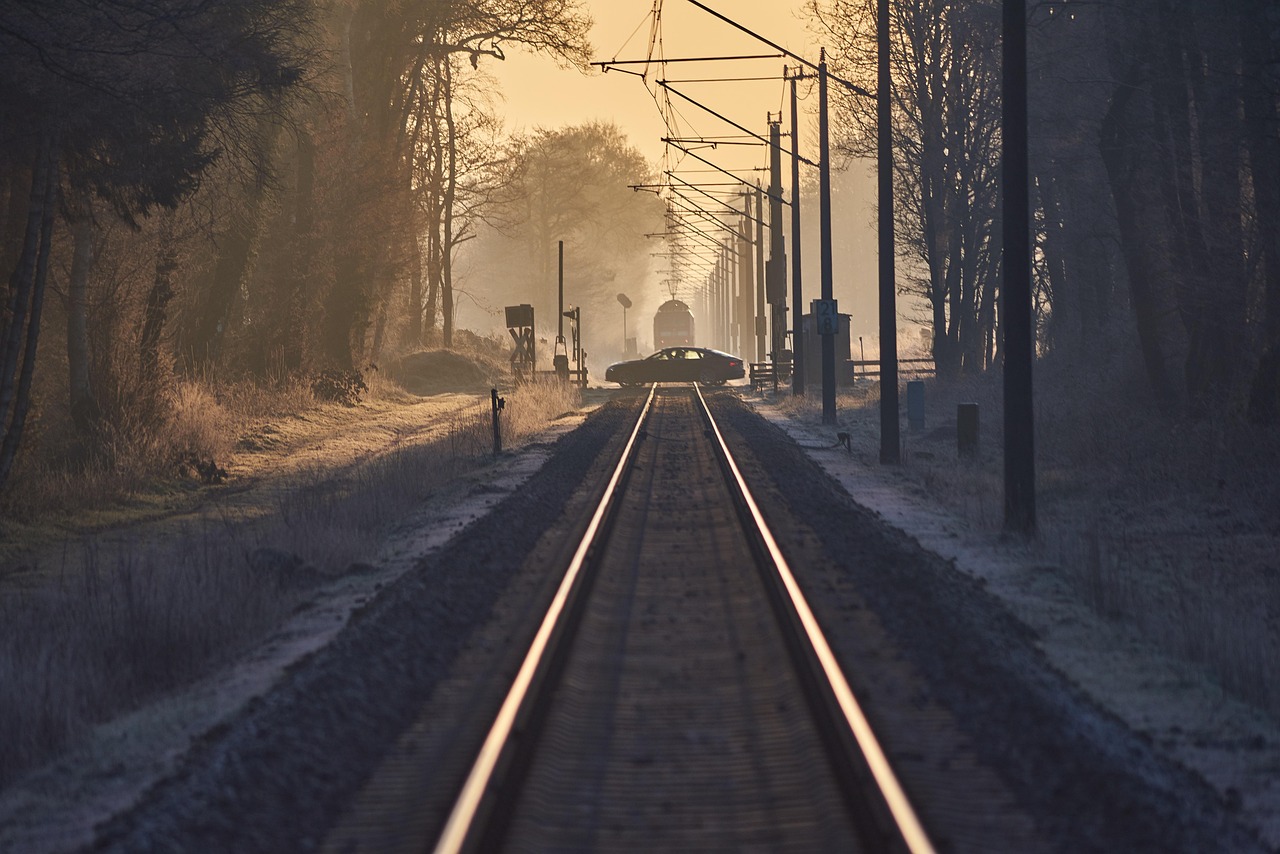 daggry, skinne, tog, station, jernbane, lyntog, togforbindelser, jernbanespor, jernbaner, skinner, trafik, at rejse, solskin, morgensol
