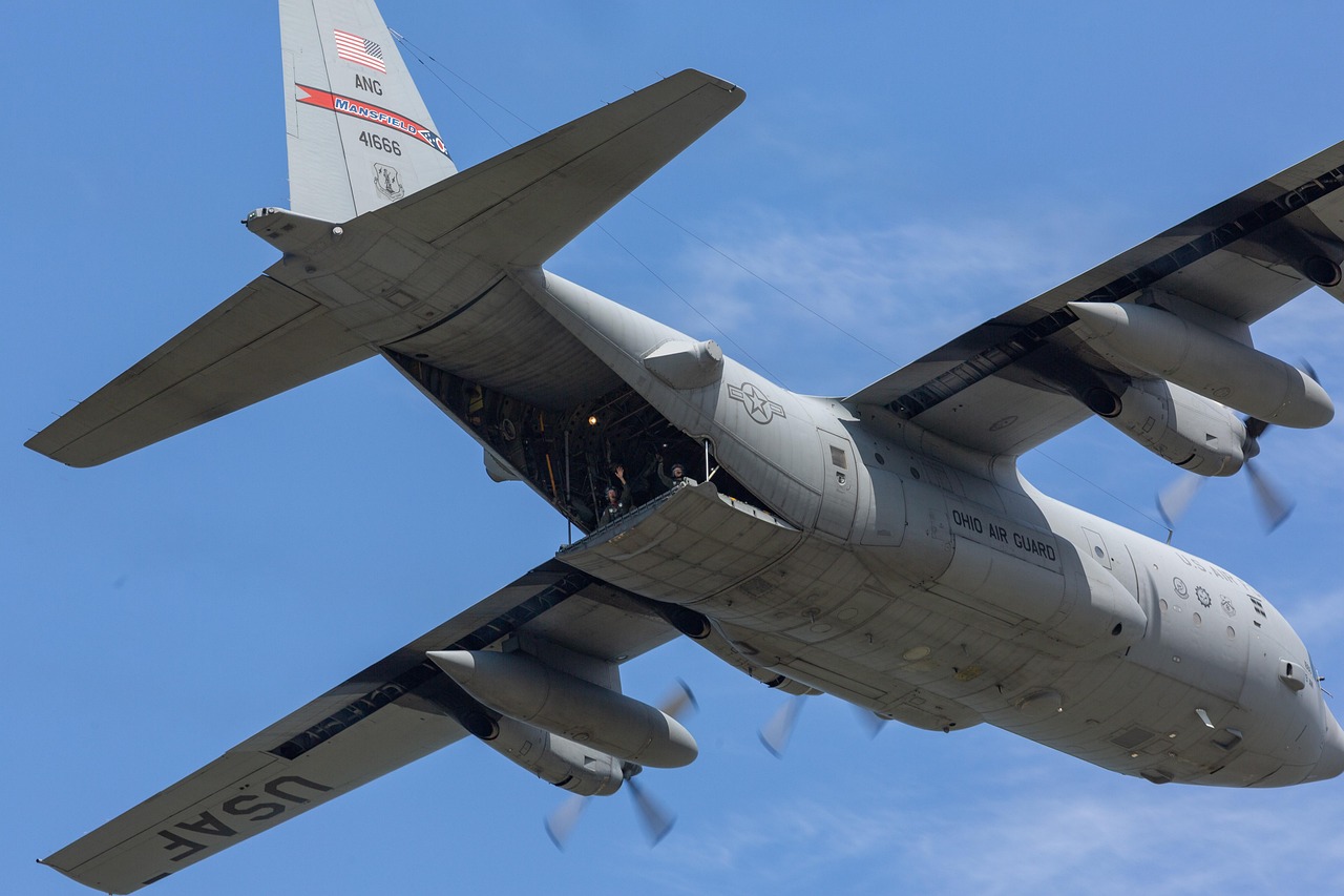 c130, c 130, hercules, transport, flugzeug, natur, militär, luftfahrt, ladung, fliegend, flug, turboprop, unterstützung, pilot, himmel, usa, luft, fallen, blau unterstützung