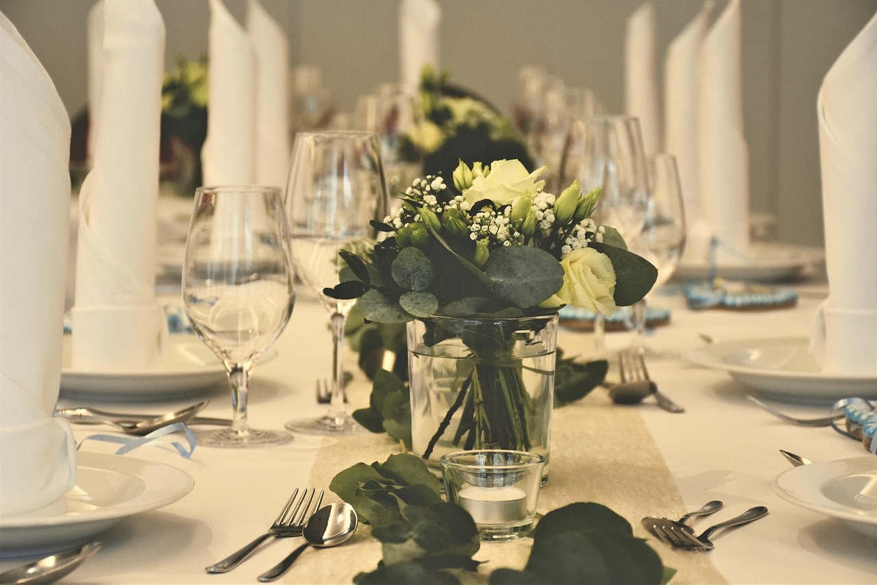 tisch, gedeckter tisch, blumen, hochzeit festlich, menue, essen, gläser, besteck, natur, blumentapete, feier, feierlichkeit, festtafel, tischdekoration, dekoration, blumen hintergrund, festtisch, gastronomie, restaurant, schöne blumen, menü