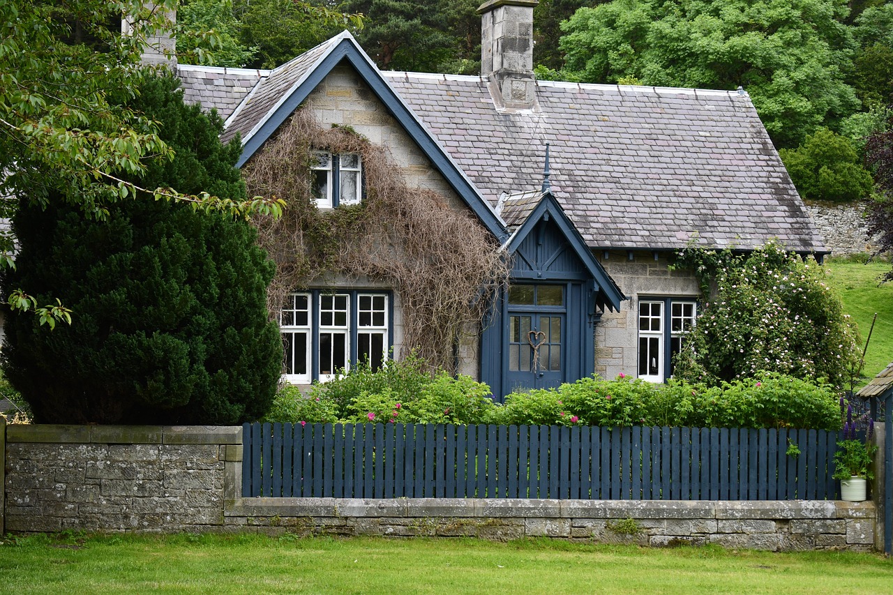 hütte, mitte hoffen burg, juni 2019 schottland, tageslicht, haus, architektur, gebäude, reisen, heimat, green home, green travel, grünes haus, grüne hoffnung, grünes gebäude, grüne burg