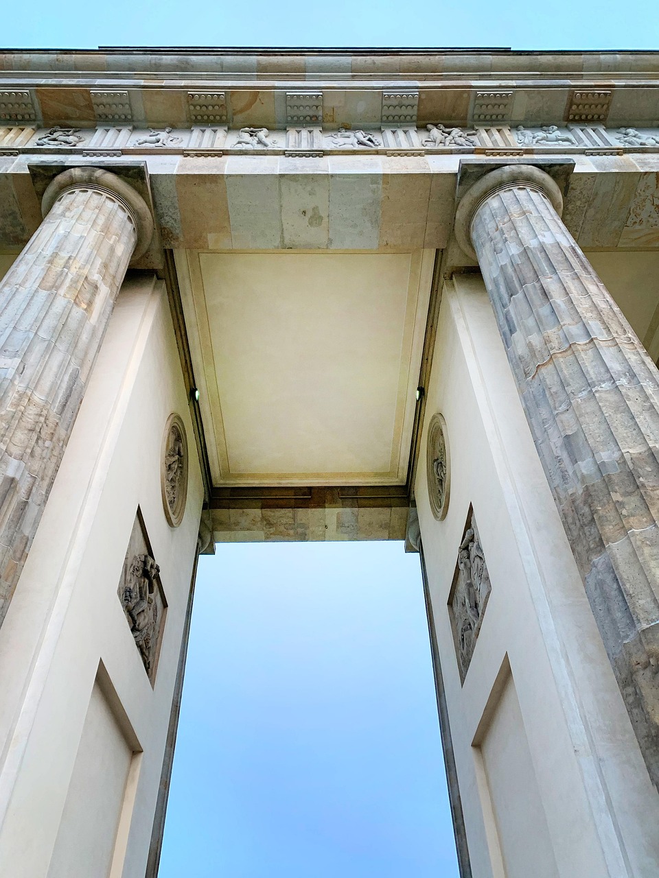 brandenburger tor, puerta de brandenburgo, porta di brandeburgo, città, berlino, natura, architettura, costruzione, cielo blu, germania, cielo, viaggio, capitale, monumento, storia, simbolo, storico, nuvole, brandeburgo, famoso, blu, europa, mondo, turismo, sikiu andrade, passaporto, visto