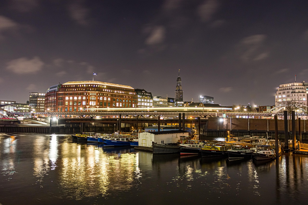 by, båd, havn, bro, bygning, vand, flod, mole, fartøjer, arkitektur, natur, nat, himmel, havnefronten, køretøj, bybillede, marina, afspejling, metropol, skib, nattehimmel, dok, centrum, rejse, udendørs, scene, byområde, brun båd