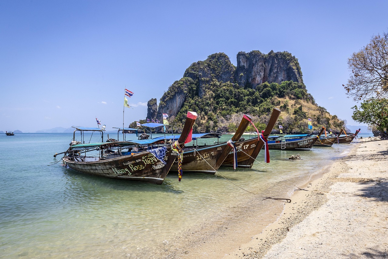 nautico imbarcazione, mare, spiaggia, asia, tailandia, mare delle andamane, krabi, natura, isola, viaggio, costa, vacanze, sabbia, culture, paesaggio, turismo, acqua, estate, longtail, destinazioni di viaggio, clima tropicale, scogliera, barca a coda lunga, blue cultura