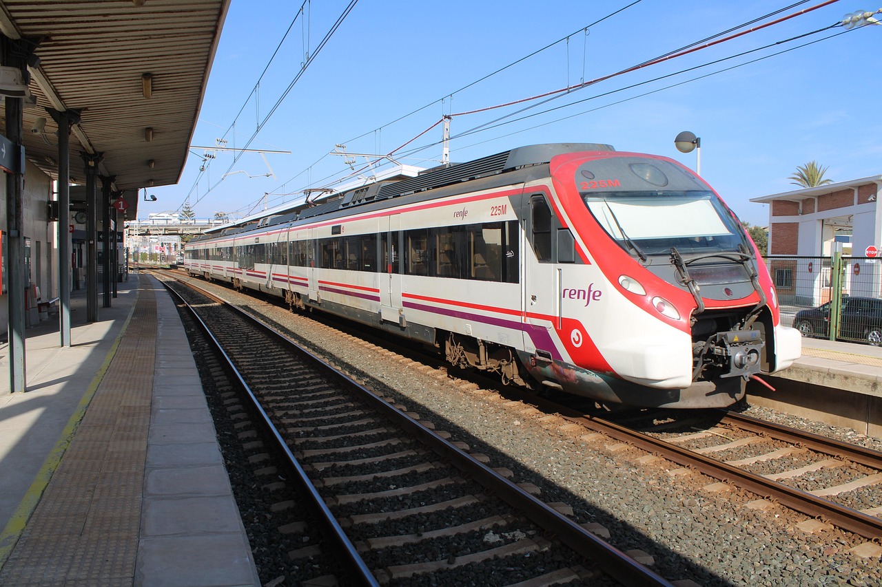 cadiz, spoorwegen, treinen, snijden, station gesneden, station, reizen, trein, platform, spanje, via, andalusië, renfe, landschap, in de buurt, vervoer, locomotief, stedelijk, stad, adif