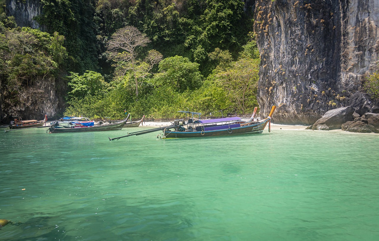 nautico imbarcazione, mare, spiaggia, asia, tailandia, krabi, isola, viaggio, costa, vacanze, sabbia, culture, paesaggio, turismo, cielo blu, acqua, natura, estate, longtail, destinazioni di viaggio, clima tropicale, all'aperto, paesaggi, paesaggio marino, cielo, blu