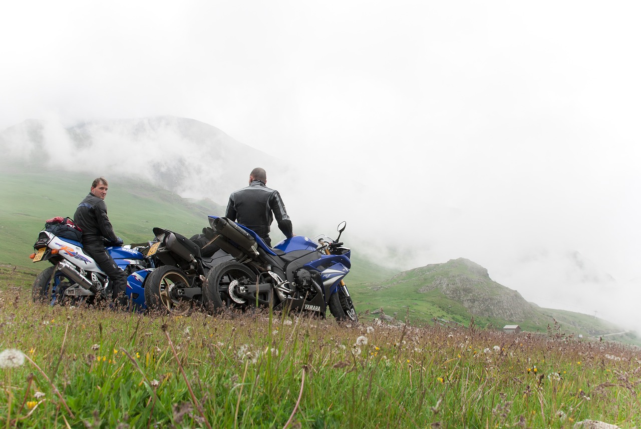 biker, viel spaß, natur, bergstraßen, alpen, gras, schneeberge, entspannung, transport, ferien, neblig, landschaft, tourismus, draussen, stimmung