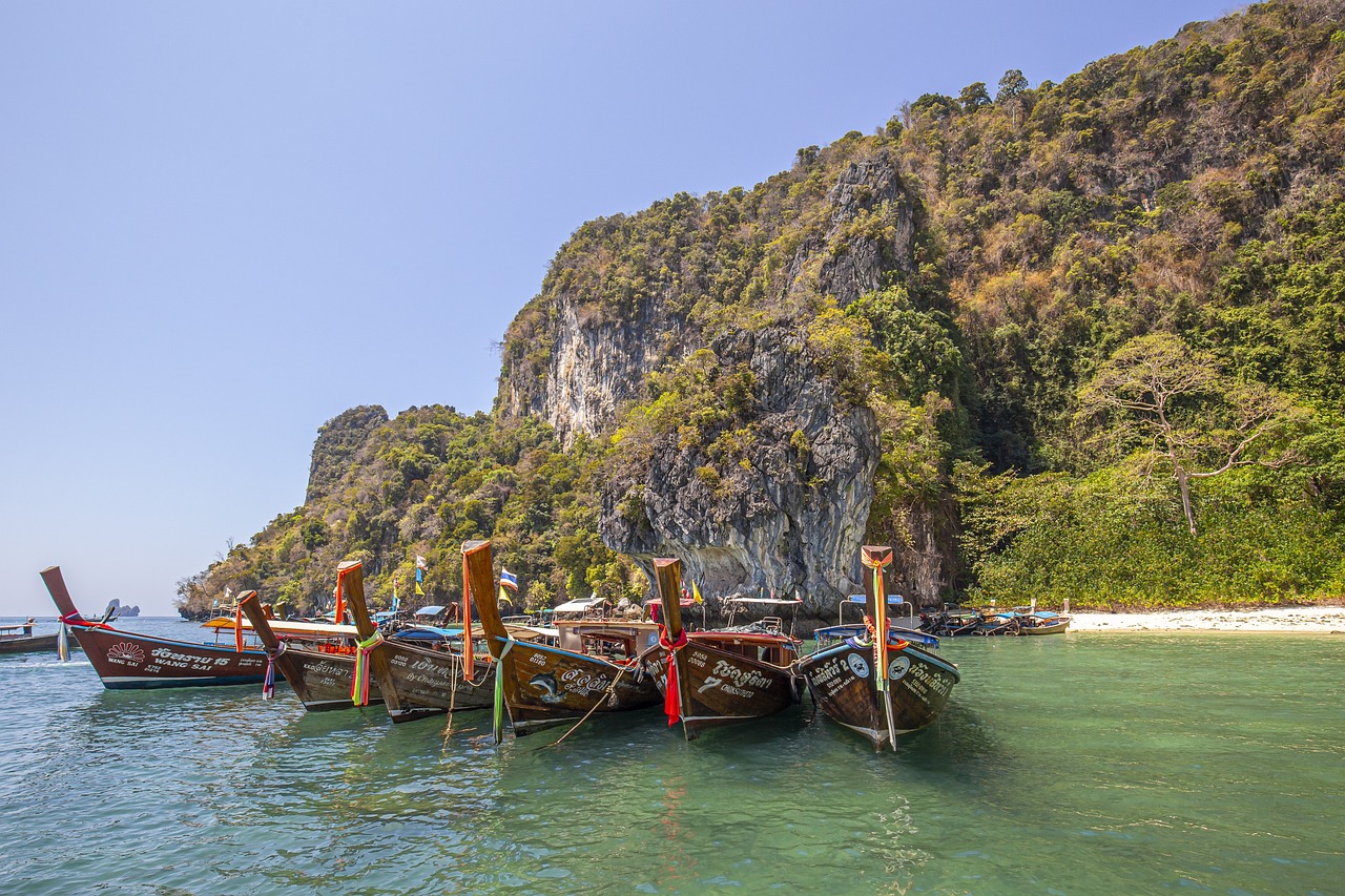 nautico imbarcazione, mare, spiaggia, asia, tailandia, mare delle andamane, krabi, natura, isola, viaggio, costa, vacanze, sabbia, culture, paesaggio, turismo, acqua, estate, longtail, destinazioni di viaggio, clima tropicale, scogliera, barca a coda lunga