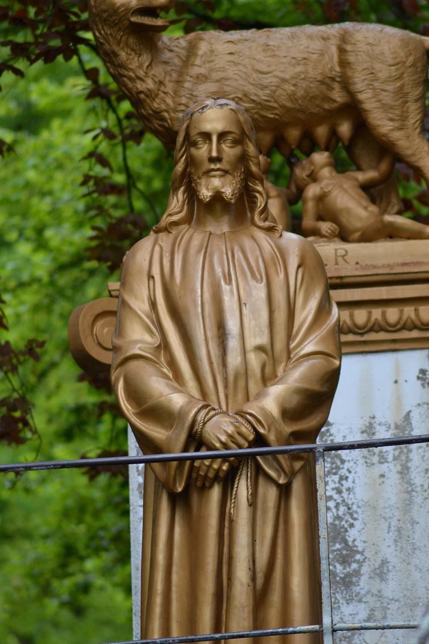statue, homme, mains, jésus, condamné, livré, attaché, figure, visage, chemin, croix, lourdes, station, foi