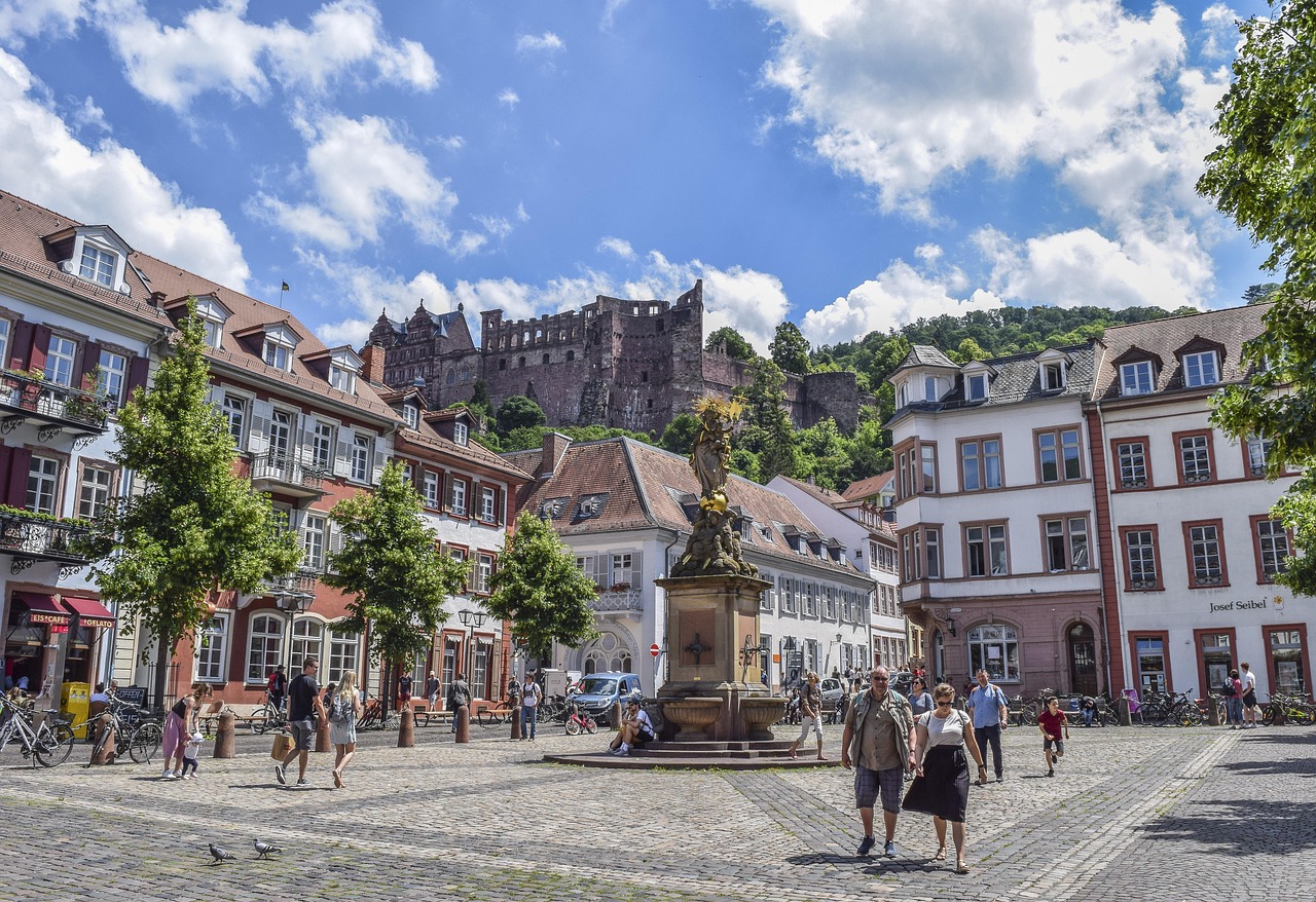 turizmus, historické centrum, architektúra, mesto, budova, historický, prehliadka mesta, domy, centrum mesta, medzník, cestovať, panoráma mesta, kaviareň, krčmy, oddýchnuť si, jedlo, reštaurácie, alej, leto, letné prázdniny, heidelberg, ľudia, mestské námestie, príroda, socha, fontána