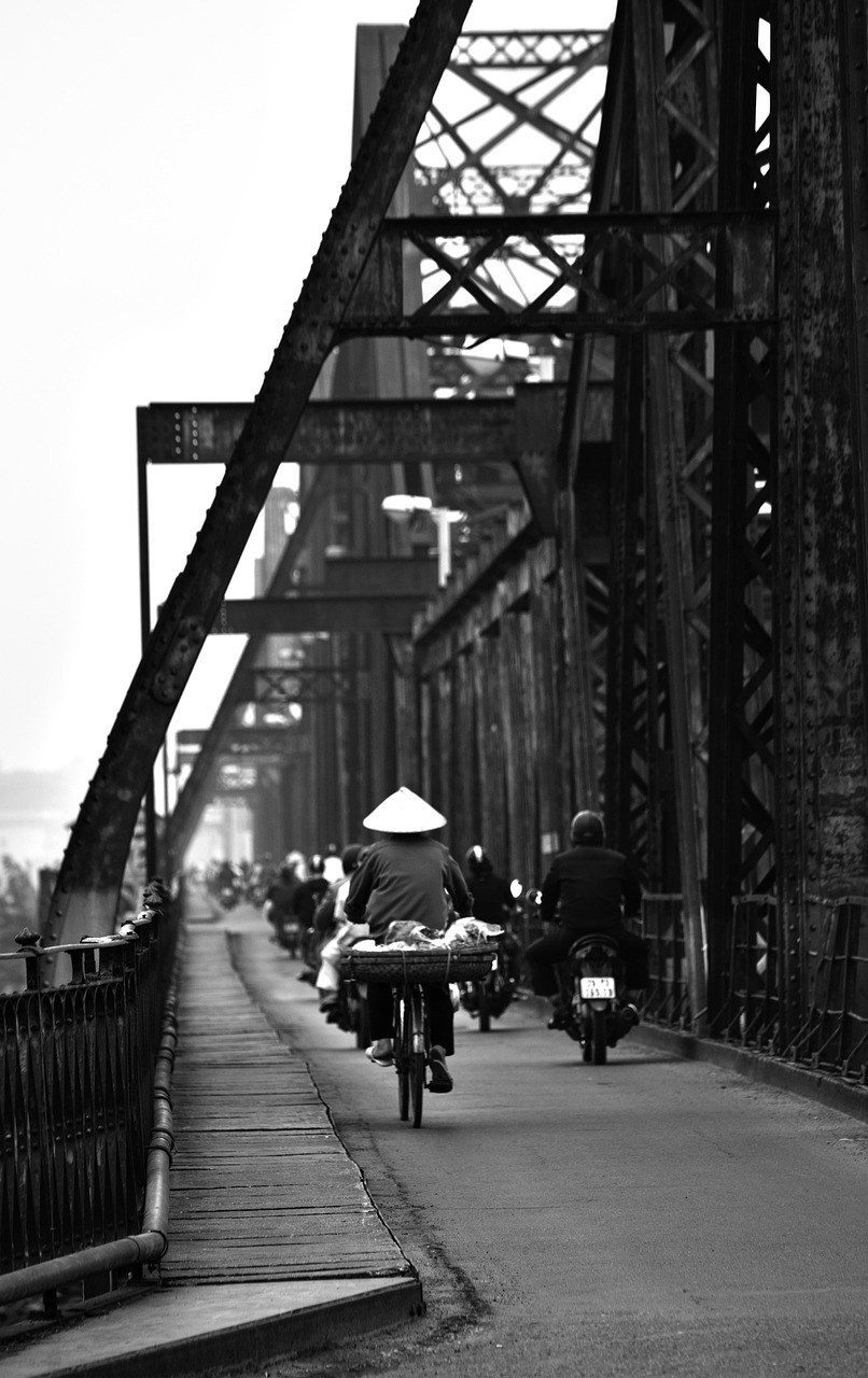 pod, fier, bandă, biciclete lane, cale, bulevard, motociclete, banda de motociclete, călăreți, oameni, călare, vehicule, biciclete, oţel, monocrom, alb-negru