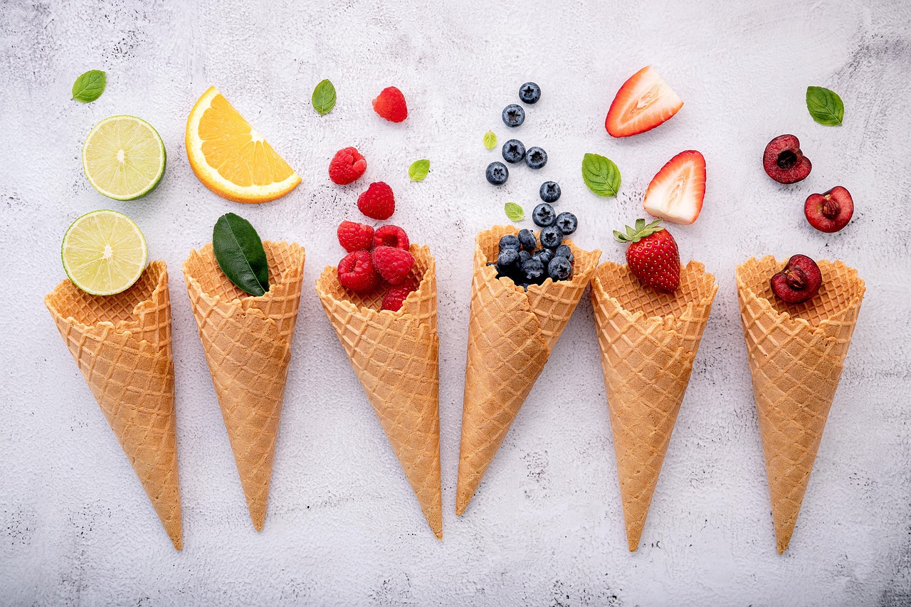 conos, frutas, conos de helado, concepto, ocurrencia, endecha plana, composición, frutas frescas, frambuesas, fresas, arándanos, cerezas, naranja, lima, golosinas, dulces, conos de galleta, sabores de helados, comida