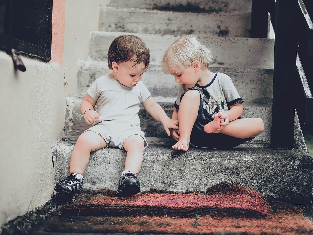 jungen, kinder, treppe, kleinkinder, babys, jung, brüder, geschwister, liebe, niedlich, bezaubernd, spielerisch, schritte, draußen, porträt, kleinkinder, kleinkinder, kleinkinder, kleinkinder, kleinkinder, babys