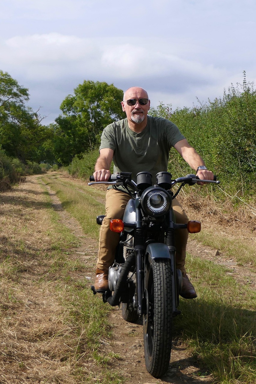 motocykl terenowy, pasie kraju, wieś, klasyczny motocykl, stary rowerzysta, motocyklista