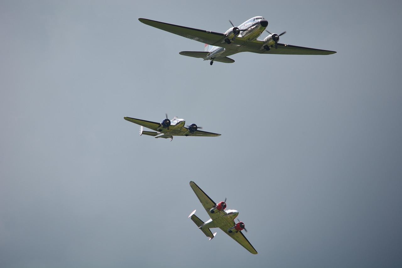douglas dc-3, modelo de beechcraft 18, aeronaves, exhibición aérea, aviones, exhibición aérea de mollis, aviación, viaje, transporte, formacion clasica, suizo