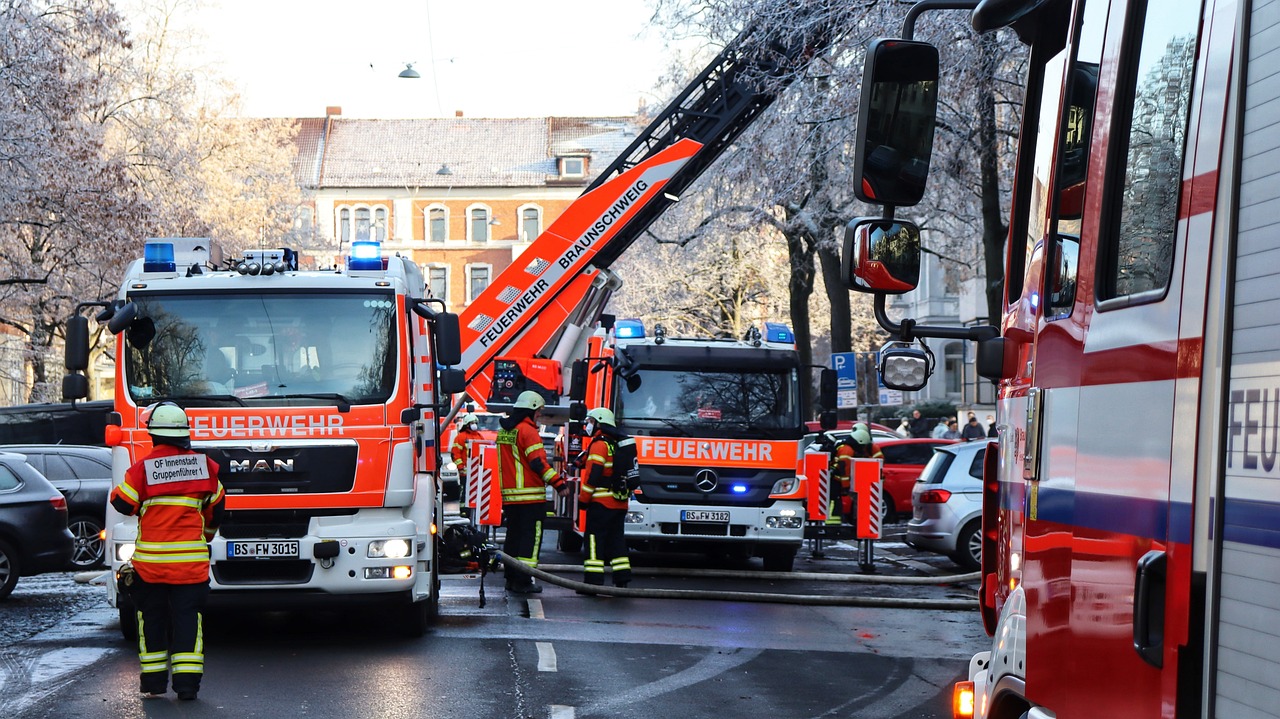 feuerwehr, brand, feuer, polizei, drehleiter, braunschweig, feuerwehr, feuerwehr, feuerwehr, feuerwehr, feuerwehr