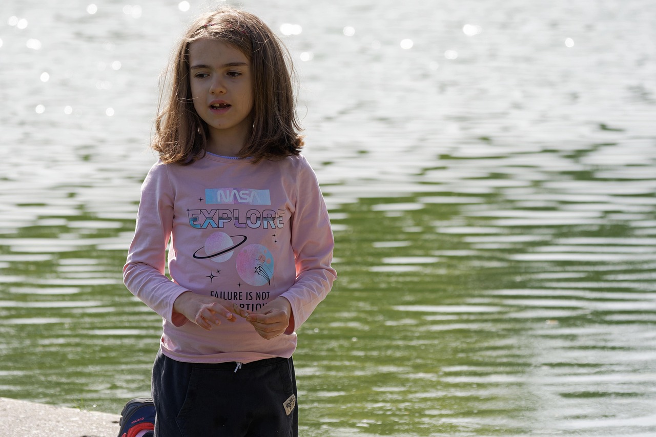 kind, mädchen, wenig, entspannen, im freien, hoffe es gefällt euch, teich, natürlich, parka