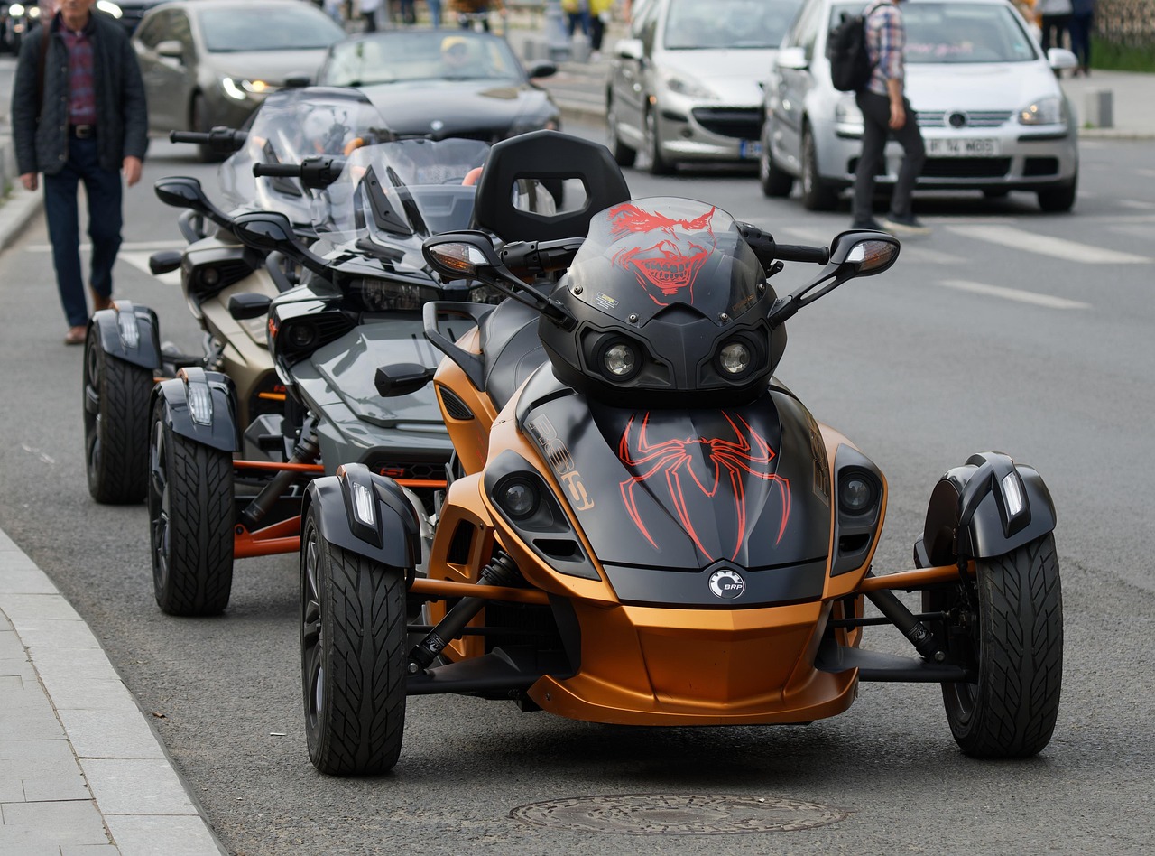 brp can-am spyder roadster, motocykly, vozidla, tři kola, zaparkované, ulice, provoz, auta, město, městský, doprava
