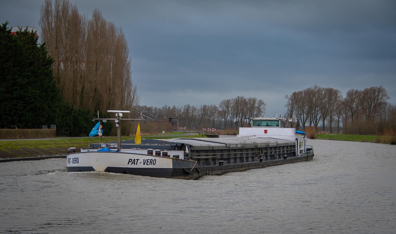 barcaza, barco de fondo plano, barco de carga, fluvial, transporte, patrón, tráfico de barcos, río, canal
