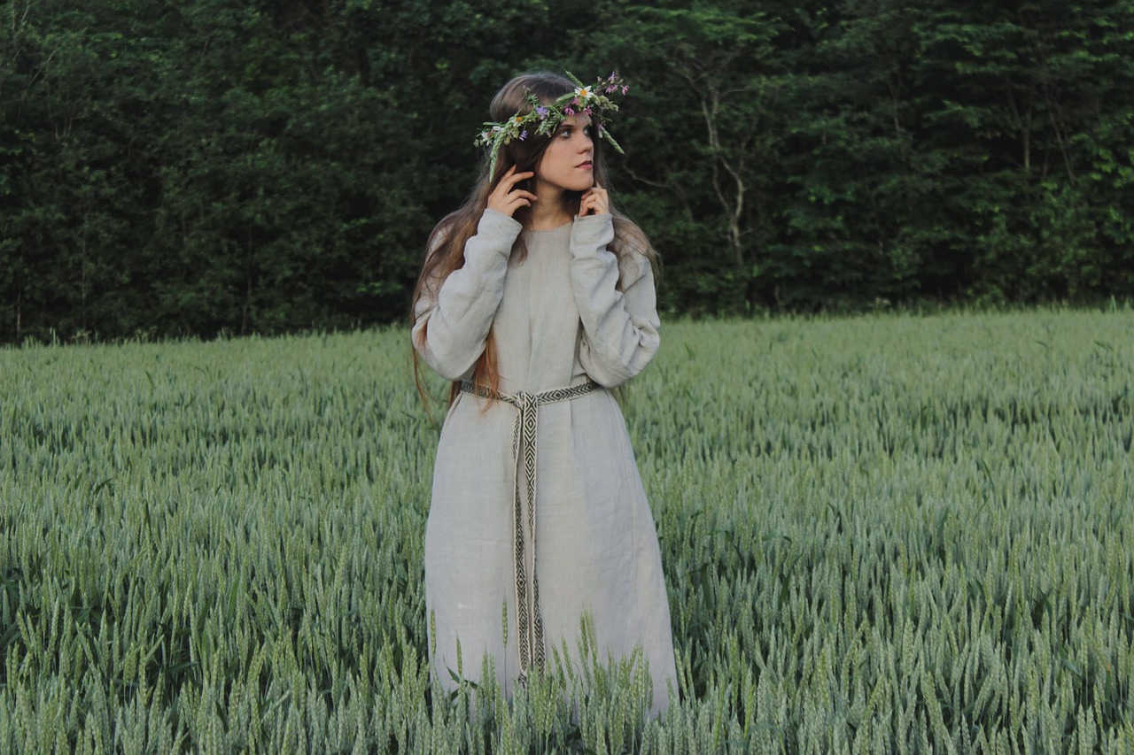 mulher, campo, folk, modelo, folclore, floresta, arvores, coroa de flores, garota, fantasia, natureza, fêmea, traje, étnico, tradicional, tradição, solstício de verão, viking, medieval, história, mitologia, campo de cevada