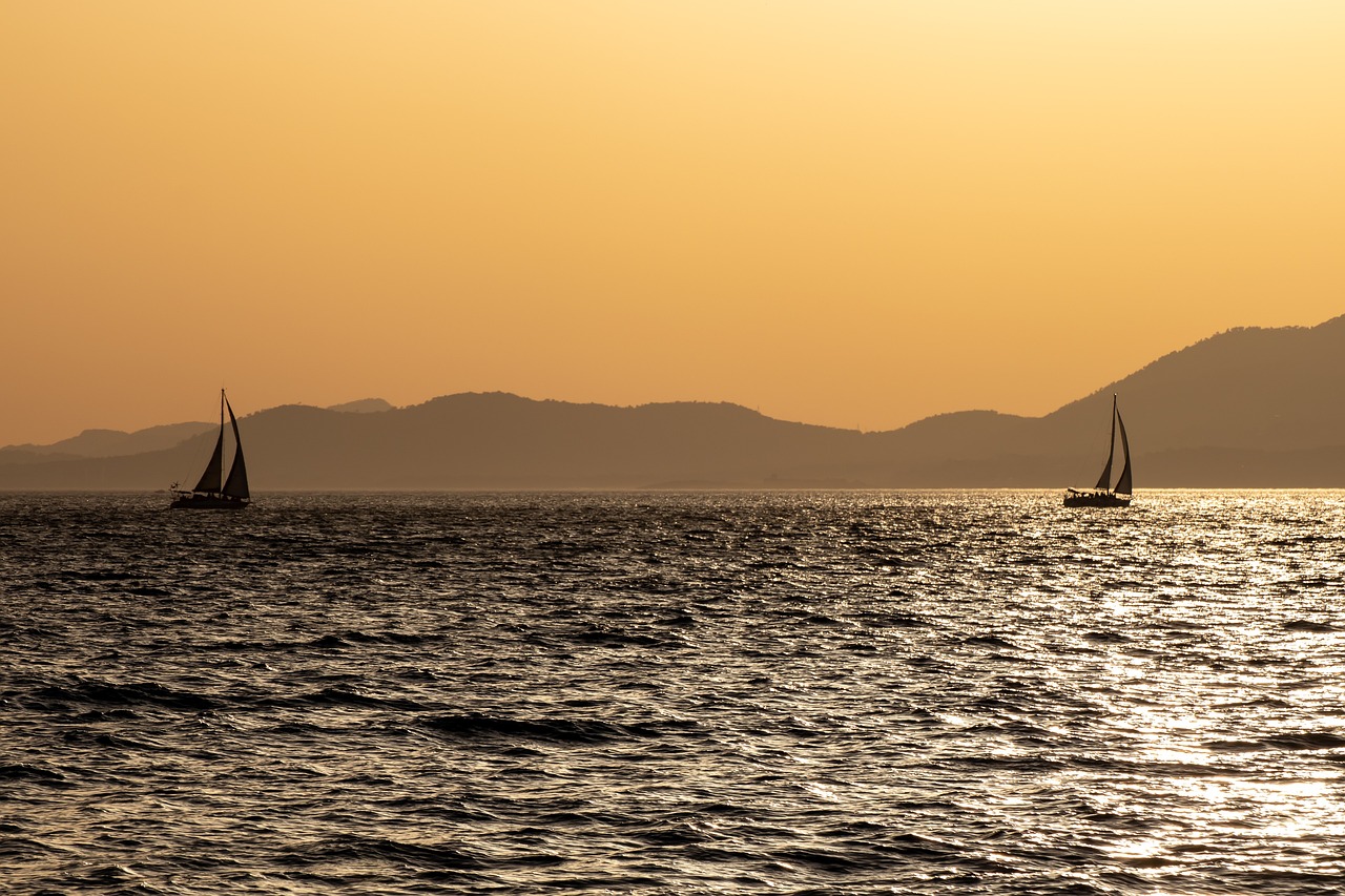 atardecer, mar, barcos, oceano, montañas, ambiente de noche, cielo de la tarde, naturaleza, horizonte, puesta del sol, crepúsculo, oscuridad
