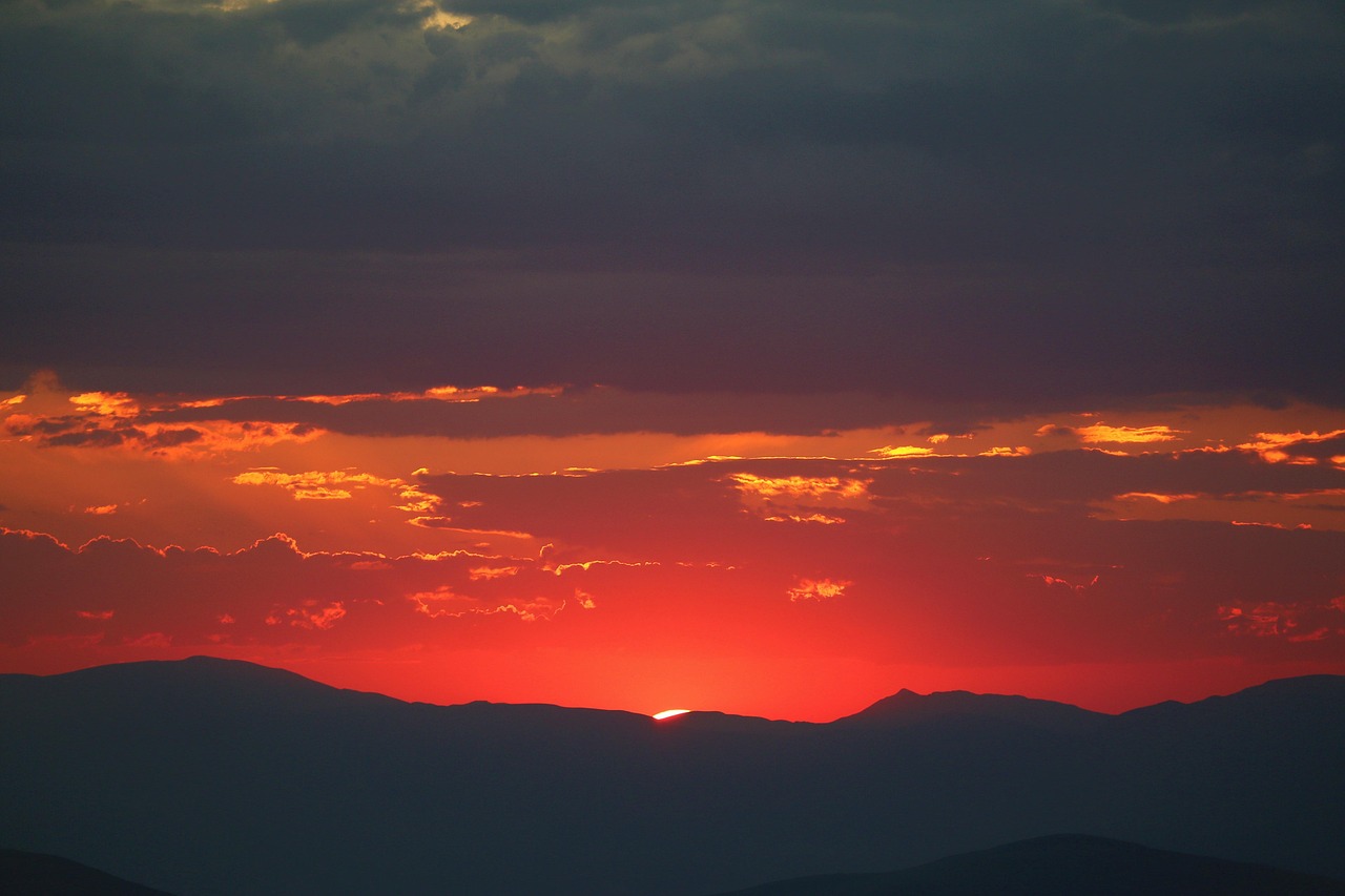 sonnenuntergang, himmel, berge, wolken, silhouette, abend, gipfel, horizont, sonne, sonnenlicht, scharlachrot, abend scharlachrot, farben des sonnenuntergangs, ansicht, landschaft, dämmerung, natur, dunkel