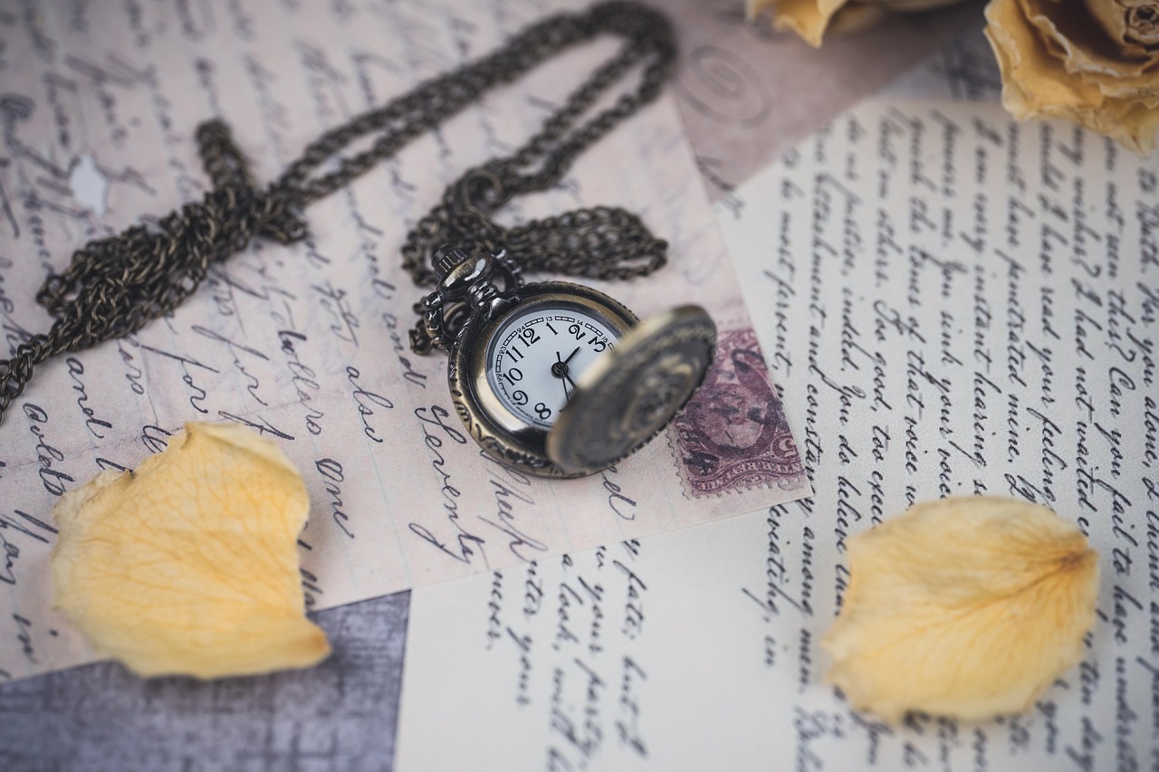 alte taschenuhr, 4k-hintergrundbild 1920x1080, coole hintergründe, mac-hintergrundbild, briefe, taschenuhr, full-hd-hintergrundbild, schöne tapete, kostenloser hintergrund, hd-hintergrund, hintergrundbild 4k, vintage-uhr, 4k-hintergrundbild, hintergrundbild in hd, nahaufnahme, laptop-hintergrundbild, desktop-hintergründe, hintergrund, kostenlose tapete, windows wallpaper, getrocknete rosen, vintage-ästhetik