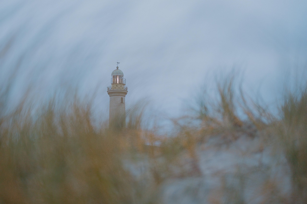 leuchtturm, gras, strand, küsten, nautisch, wahrzeichen, licht, meer, ozean, küste, turm, architektur, windig, kalt, nachmittag, ostsee, nordisch, winter, natur, landschaft