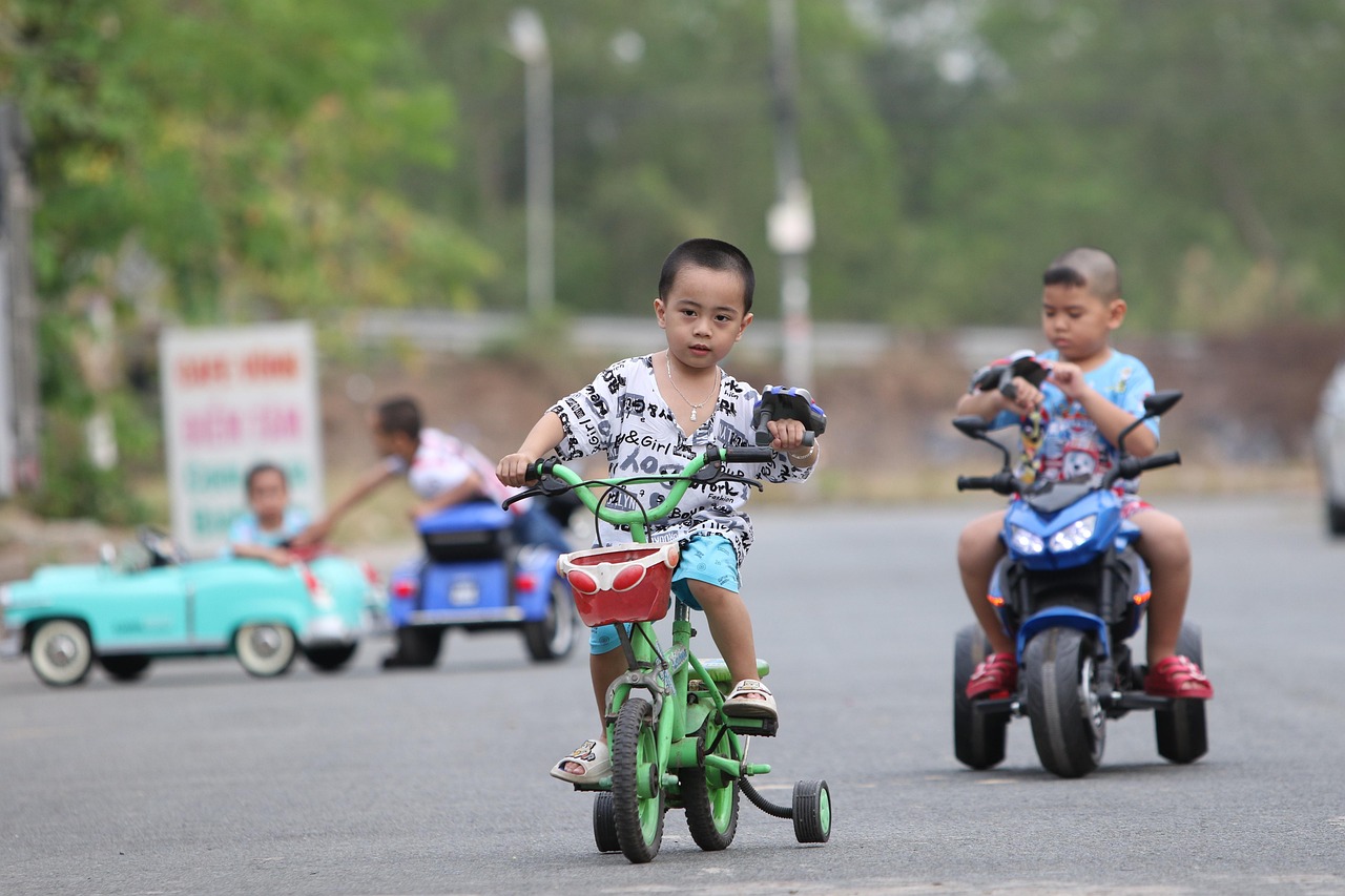 kinderen, rijden, fietsen, jeugd, weg, vrienden, jongens, buitenshuis