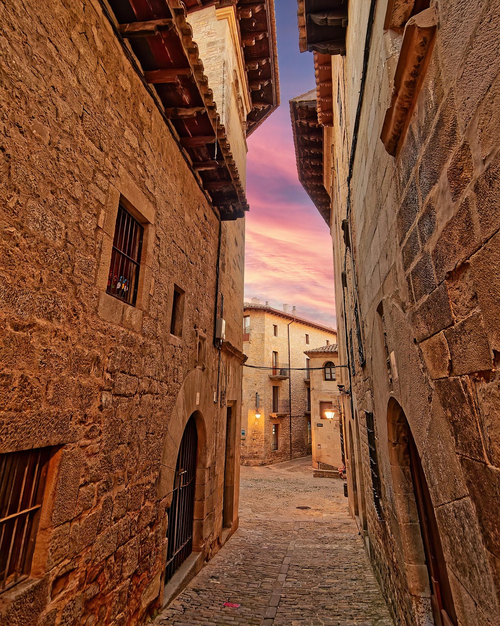 borgo medievale, sos del rey catolico, spagna, aragona, architettura storica, patrimonio culturale, così è il castello, chiesa di san esteban, case di pietra, pirenei, natura, paesaggi montuosi, fascino rurale, la tranquillità, storia, siti del patrimonio, destinazione turistica, bellezza scenica, attività all'aperto, turismo rurale