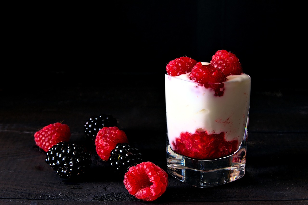 dessert, himbeeren, brombeeren, rumglas, süße, snack, stillleben, dunkelheit, lebensmittel, nahaufnahme, glas, food-fotografie