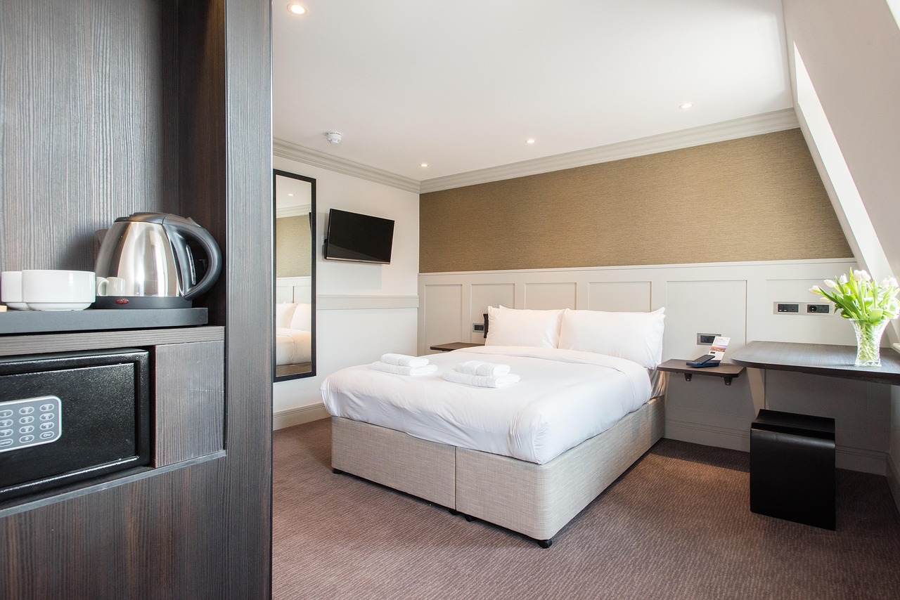 zimmer, hotelzimmer, hotel, bett, möbel, kissen, innenarchitektur, schlafzimmer, drinnen, schlafzimmermöbel, haus, heimat, minimalistisches design, minimalistisches interieur, moderne wohnung, architektur, fenster, gemütlich, zeitgenössisch, wohn