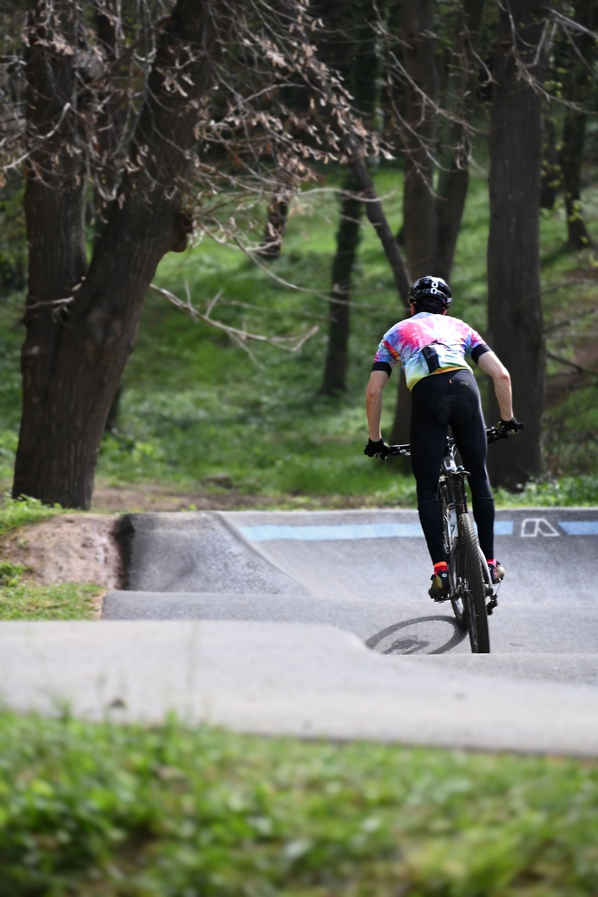 jazda rowerem, kolarstwo górskie, leśny szlak, rowerzysta, aktywność na świeżym powietrzu, sporty, bike rider, przygoda, natura, zdatność, zdrowego stylu życia, rower, kolarstwo szosowe, leśna ścieżka, ruch, sportowiec, samotny jeździec, trasa rowerowa, wytrzymałość, aktywny styl życia, szkolenie, ćwiczenia, odzież sportowa, kask, wolność