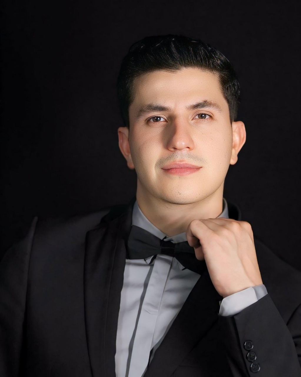 man, model, fashion, smile, look, style, portrait, attractive, pose, tuxedo, handsome, business man, business, headshot, black, atractivo, encantador, people, profile pic, latino