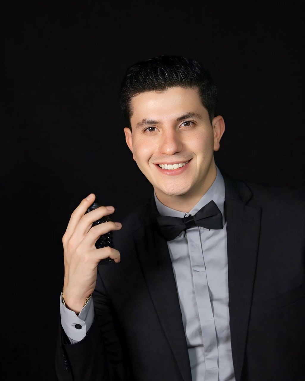 man, model, fashion, smile, look, style, portrait, headshot, photoshoot, mirada, profile, profile pic, orgullo, tuxedo, handsome, encantador, business man, posing, latino