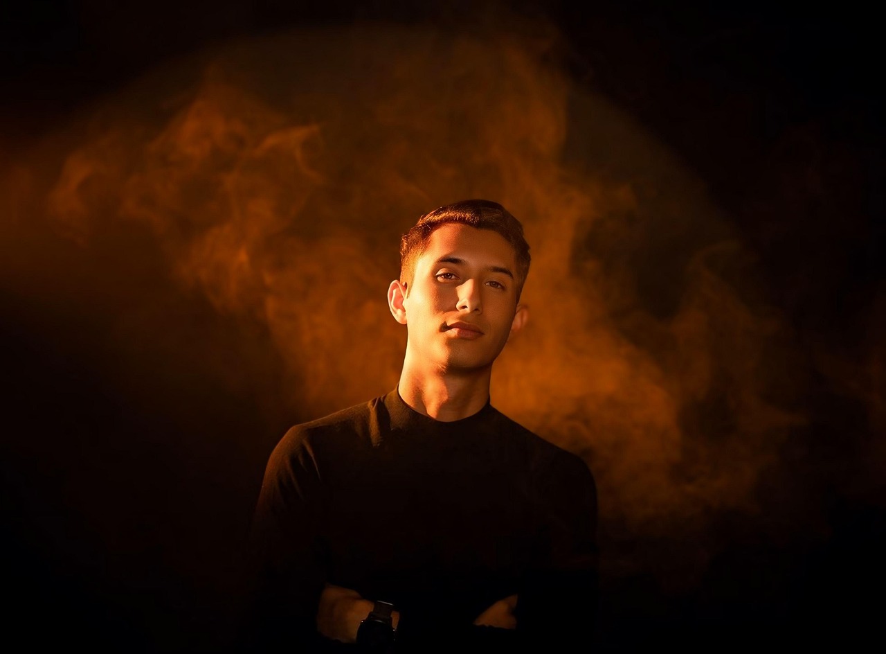 model, man, fashion, style, pose, posing, camera, yellow, photoshoot, male, portrait, face, naranja, headshot, estudio, mirar, profile pic, profile, looking, eyes, people, influencer, instagram