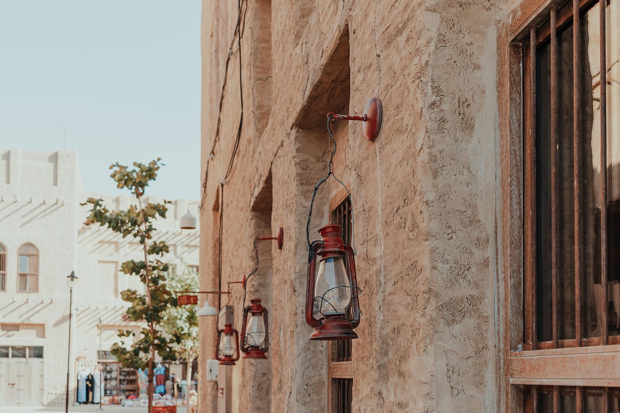latarnie, rustykalny wystrój, tradycyjna architektura, al seef, dubai, kamienna ściana, zabytkowe latarnie, arabski projekt, obszar dziedzictwa, historyczny dubaj, stare miasto, oświetlenie zewnętrzne, wystrój ulicy, styl bliskowschodni, architektura historyczna, zabytek kultury, antyczna latarnia, tradycyjny projekt, wystrój na zewnątrz, turystyka kulturalna, dziedzictwo miejskie, budynki zabytkowe, starożytny styl, oświetlenie rustykalne