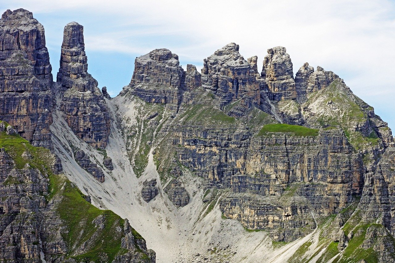 mountains, ridge, mountain landscape, rugged rock formations, steep cliffs, sedimentary, rock walls, rocks, boulders, vegetation, gravel, erosion, alps, austria, nature