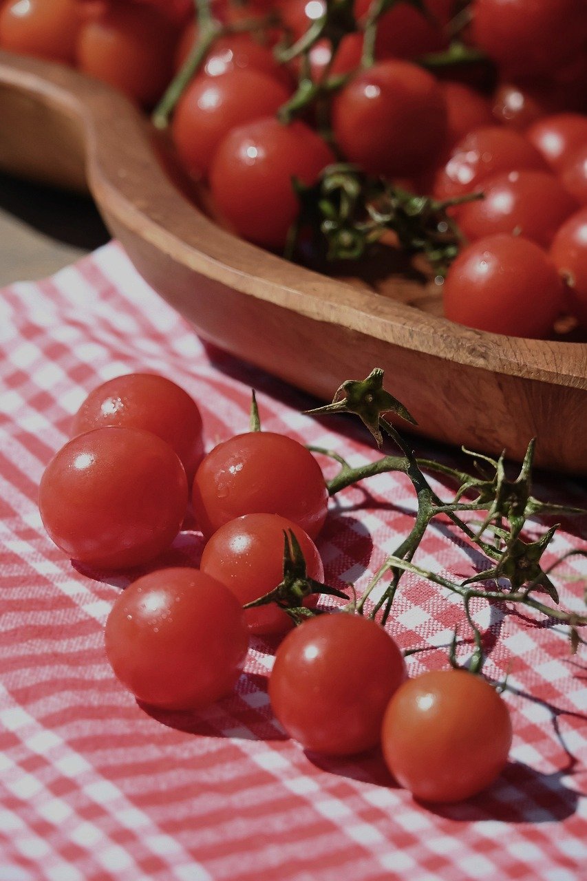 cherry rajčata, rajčata, čerstvá zelenina, organická rajčata, červená rajčata, zralá rajčata, sklizeň rajčat, zdravé jídlo, letní zelenina, farma čerstvá, vinná rajčata, svazek rajčat, rustikální kuchyně, zahradní rajčata, sezónní produkce, přirozené jídlo, zelenina detailní, čerstvé produkty, ingredience na salát, výzdoba kuchyně, šťavnatá rajčata, zralá cherry rajčátka, zdravé stravování, přísady na vaření, domácí rajčata