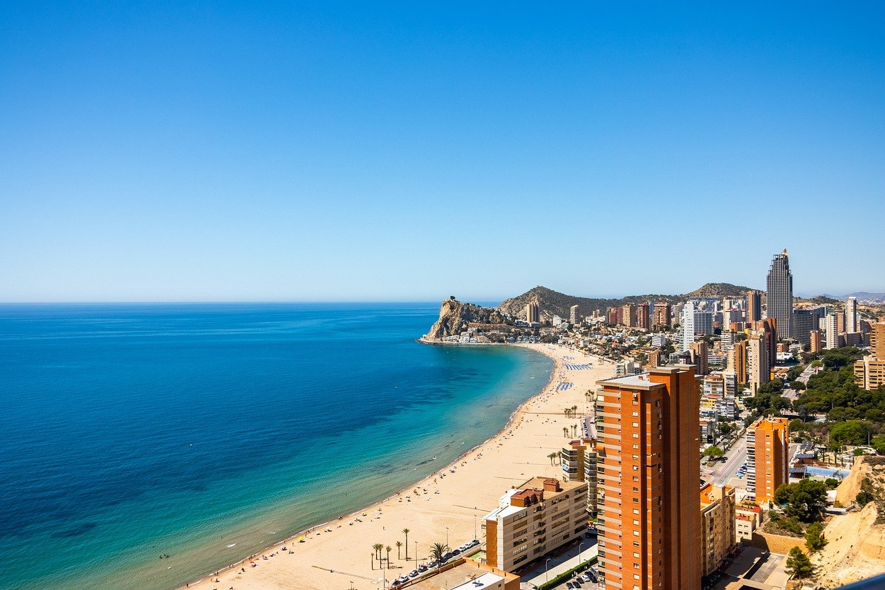 benidorm, costa bianca, costa mediterranea, orizzonte, vista sulla spiaggia, fotografia con droni, vista aerea, costa spagnola, fotografia di viaggio, paesaggio marino