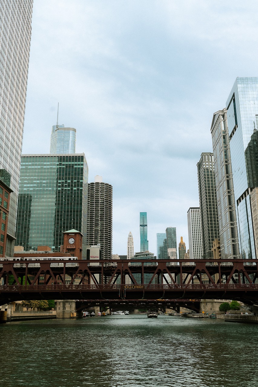 chicago, most na ulicy wells, chicago river, drapacze chmur, sylwetka na tle nieba, pejzaż miejski, architektura, miejski, śródmieście, metropolia, wysoki wzrost, nowoczesne miasto, element krajobrazu, podróż, turystyka, arteria wodna, widok miejski, most, życie w mieście, ikonowy, budynki, usa, punkt orientacyjny miasta, nabrzeże
