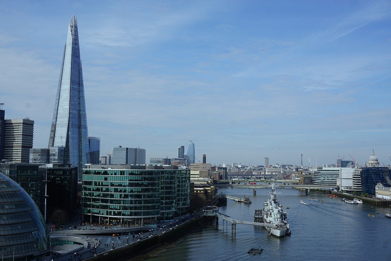 river, ship, łódź, water, sailing, port, cruise, travel, landscape, buildings, city, architecture, skyscrapers, the skyscraper, london, england, tourism, thames, bridge, people, panorama of the city, view of london